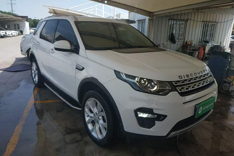 Used Land Rover Discovery Sport 2017 2.0T HSE Front Right 45 Deg