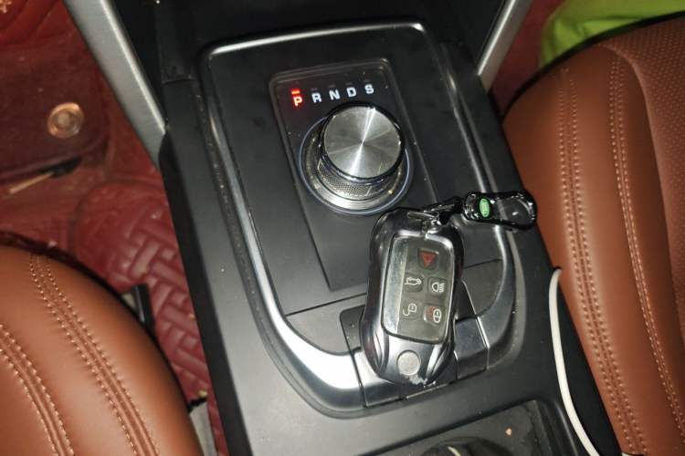 Used Land Rover Discovery Sport 2017 2.0T SE Gear Lever