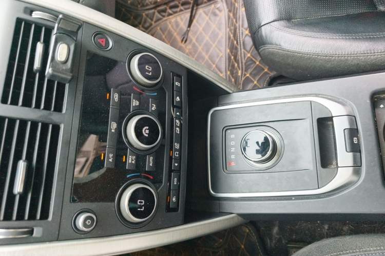 Used Land Rover Discovery Sport 2017 2.0T SE Gear Lever