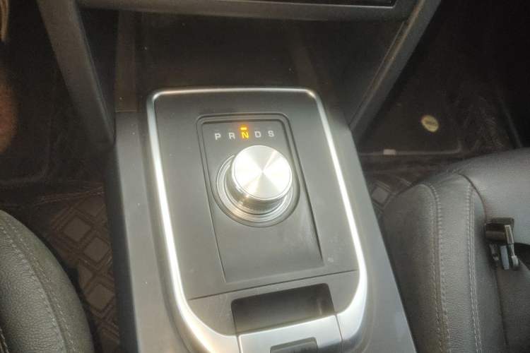 Used Land Rover Discovery Sport 2017 2.0T PURE Gear Lever