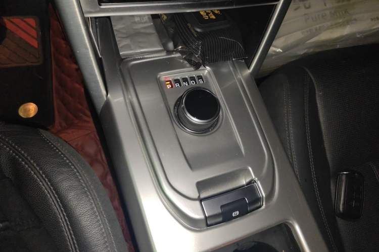 Used Land Rover Discovery Sport 2017 2.0T SE Gear Lever