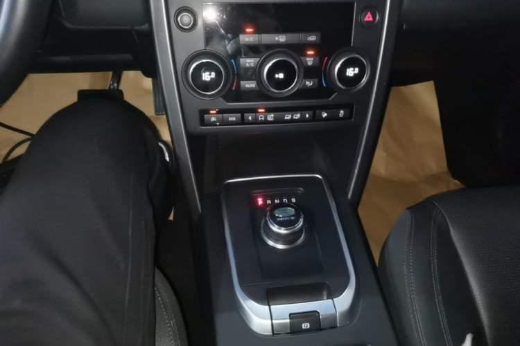 Used Land Rover Discovery Sport 2017 2.0T Cool Black Limited Edition Gear Lever