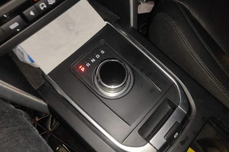 Used Land Rover Discovery Sport 2017 2.0T SE Gear Lever
