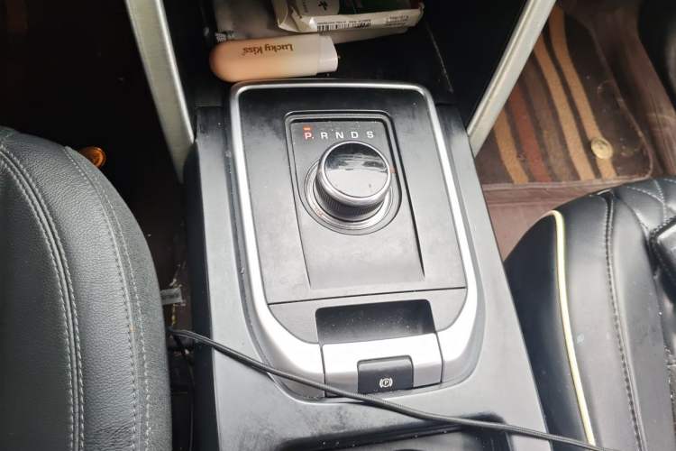 Used Land Rover Discovery Sport 2017 2.0T SE Gear Lever