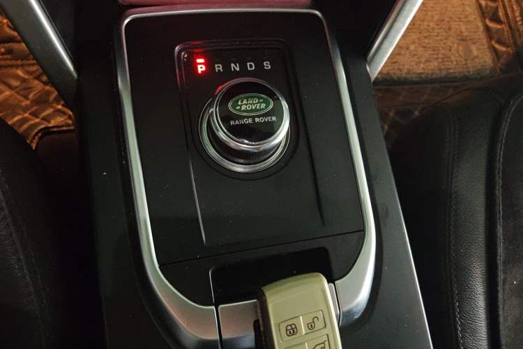 Used Land Rover Discovery Sport 2017 2.0T SE Gear Lever