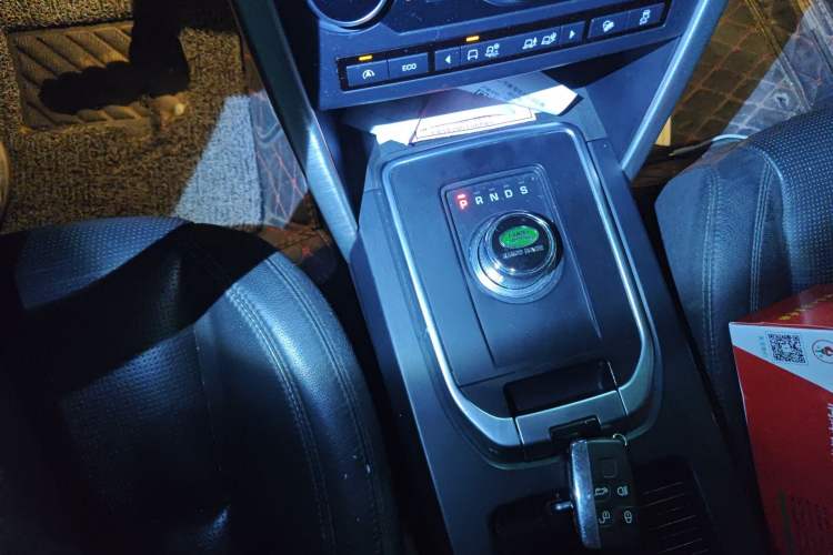 Used Land Rover Discovery Sport 2017 2.0T SE Gear Lever