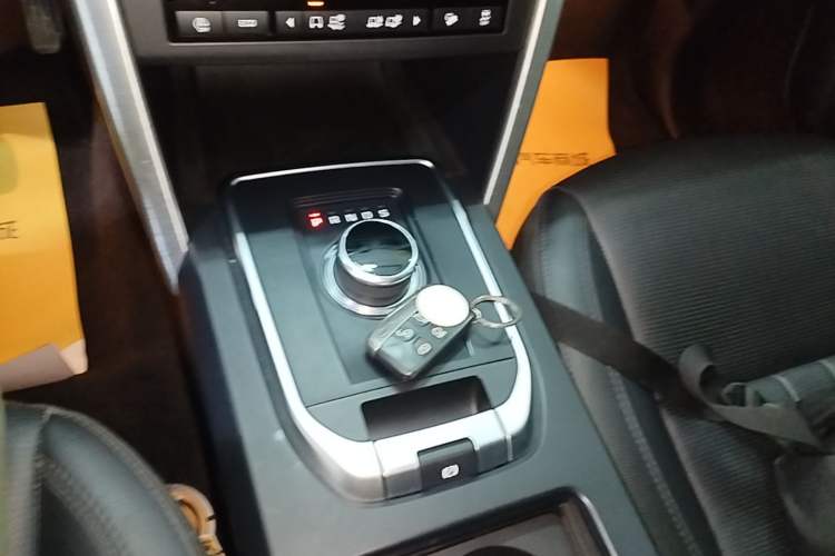 Used Land Rover Discovery Sport 2017 2.0T SE Gear Lever