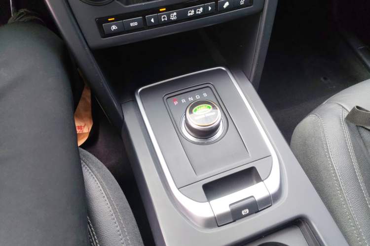 Used Land Rover Discovery Sport 2017 2.0T PURE Gear Lever