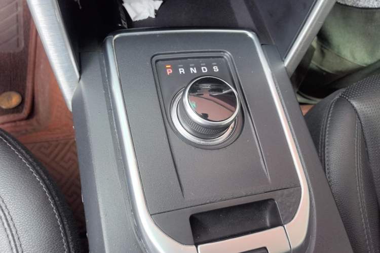 Used Land Rover Discovery Sport 2017 2.0T SE Gear Lever