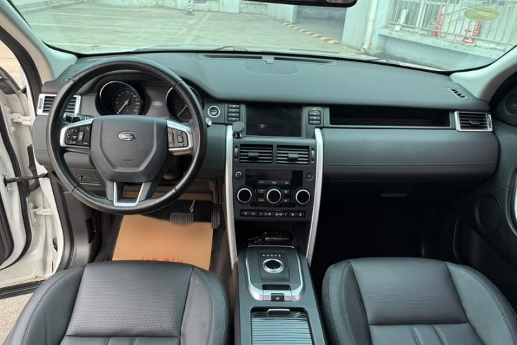 Used Land Rover Discovery Sport 2017 2.0T SE Interior 10