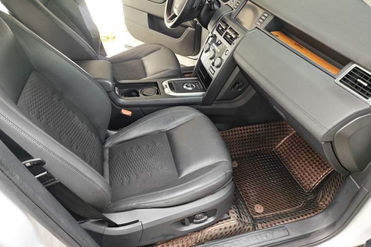 Used Land Rover Discovery Sport 2017 2.0T PURE Interior 3