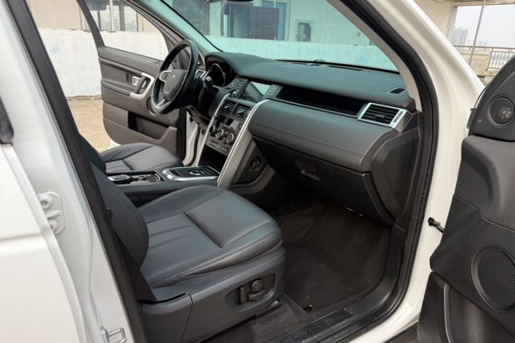 Used Land Rover Discovery Sport 2017 2.0T SE Interior 6