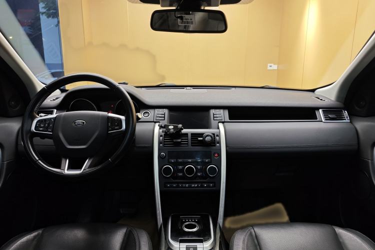 Used Land Rover Discovery Sport 2017 2.0T HSE Interior 8