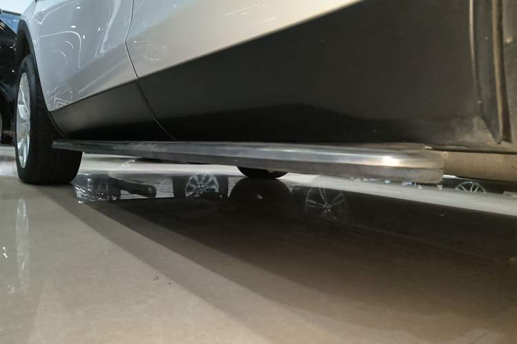 Used Land Rover Discovery Sport 2017 2.0T HSE Left Side Sill