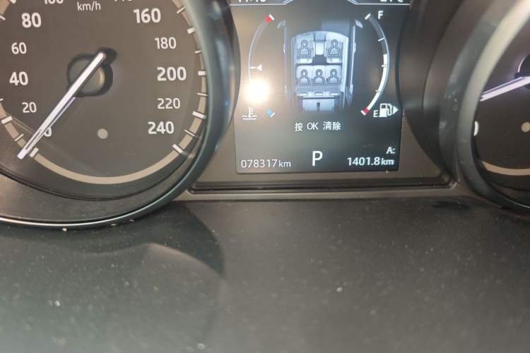 Used Land Rover Discovery Sport 2017 2.0T SE Odometer Close Up