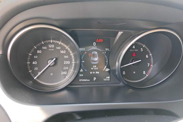 Used Land Rover Discovery Sport 2017 2.0T HSE Odometer Close Up