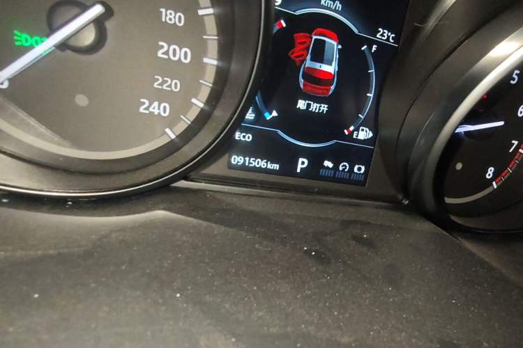 Used Land Rover Discovery Sport 2017 2.0T SE Odometer Close Up