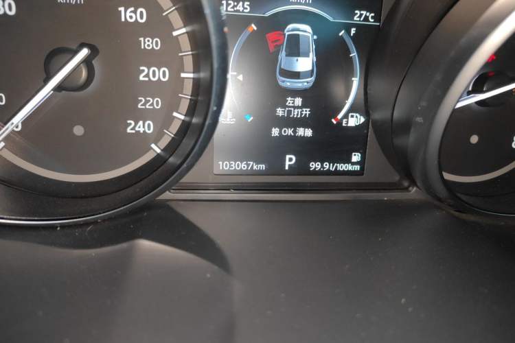 Used Land Rover Discovery Sport 2017 2.0T SE Odometer Close Up