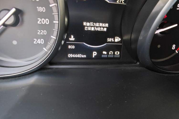 Used Land Rover Discovery Sport 2017 2.0T SE Odometer Close Up