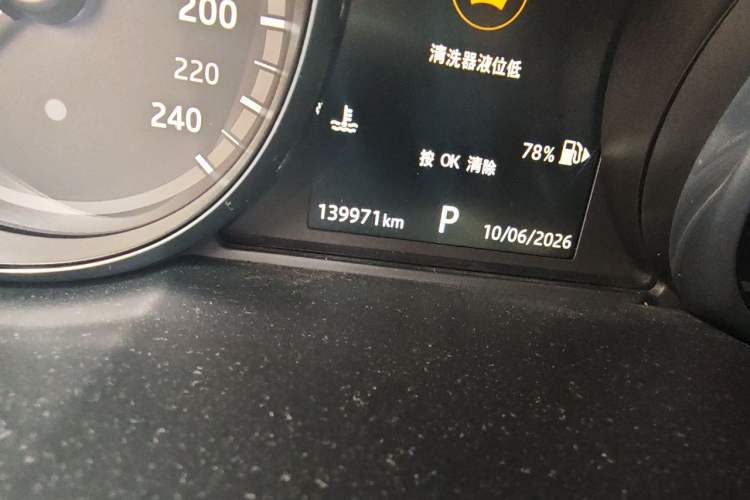 Used Land Rover Discovery Sport 2017 2.0T HSE Odometer Close Up