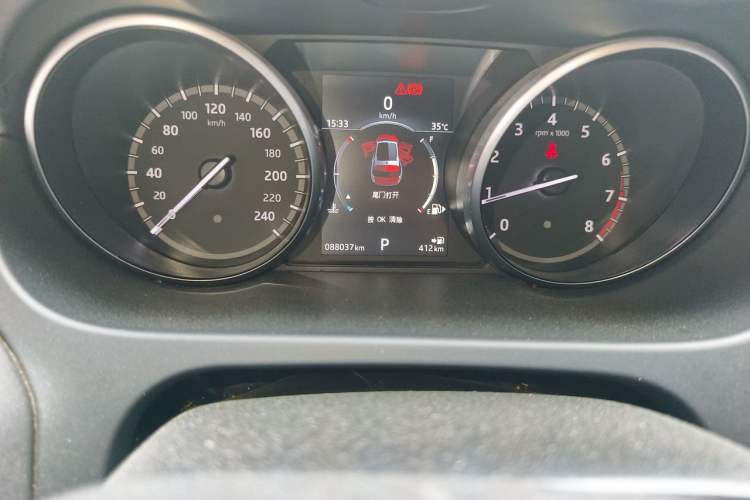 Used Land Rover Discovery Sport 2017 2.0T SE Odometer Close Up