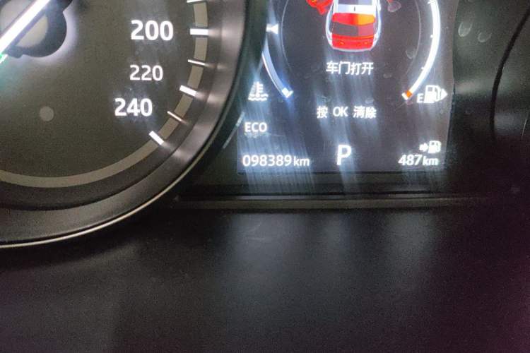 Used Land Rover Discovery Sport 2017 2.0T HSE Odometer Close Up