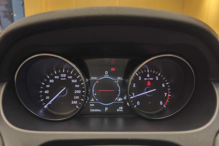 Used Land Rover Discovery Sport 2017 2.0T HSE Odometer Close Up