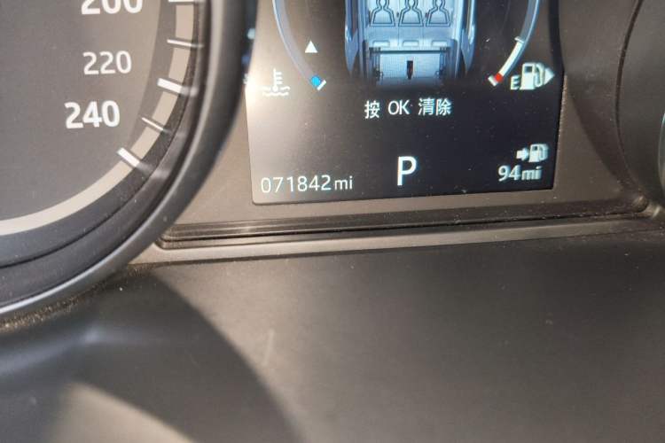Used Land Rover Discovery Sport 2017 2.0T SE Odometer Close Up