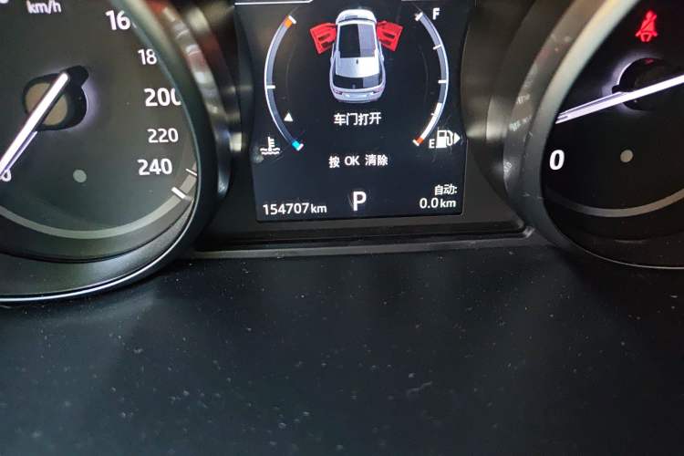Used Land Rover Discovery Sport 2017 2.0T SE Odometer Close Up