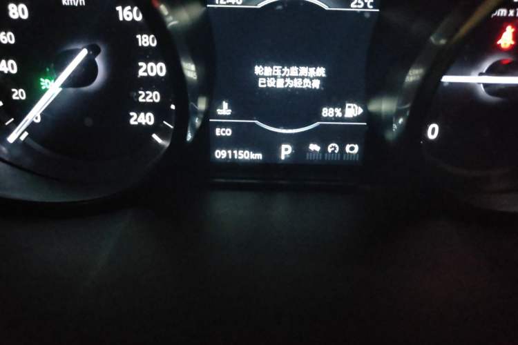 Used Land Rover Discovery Sport 2017 2.0T SE Odometer Close Up