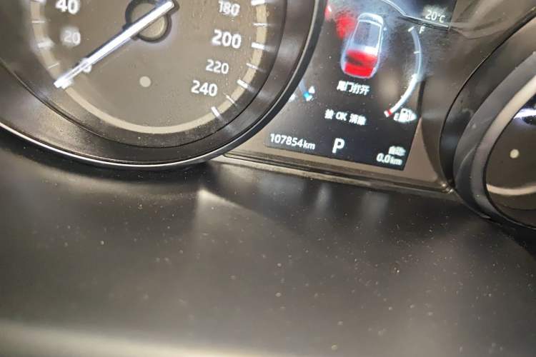 Used Land Rover Discovery Sport 2017 2.0T SE Odometer Close Up