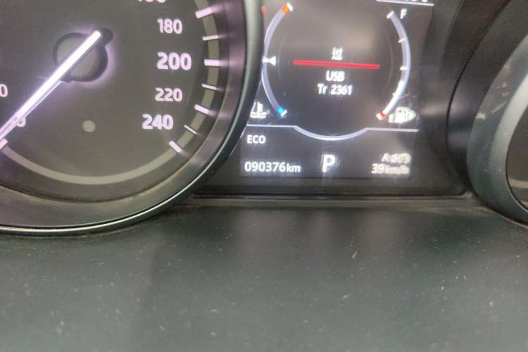 Used Land Rover Discovery Sport 2017 2.0T HSE Odometer Close Up