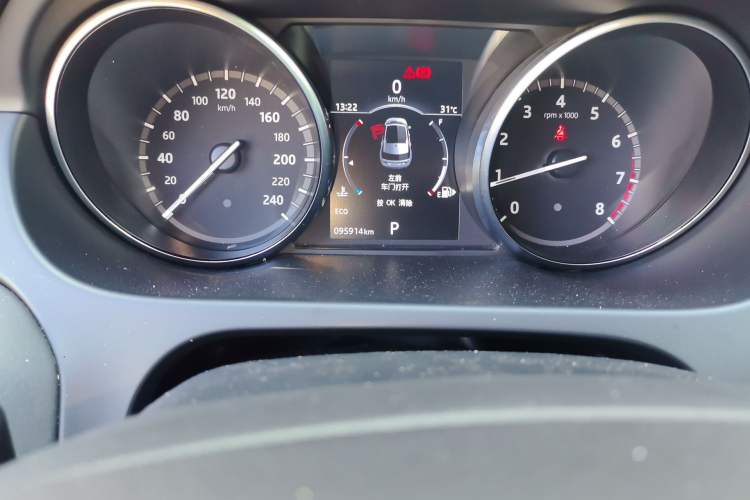 Used Land Rover Discovery Sport 2017 2.0T HSE Odometer Close Up