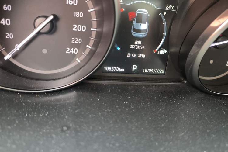 Used Land Rover Discovery Sport 2017 2.0T SE Odometer Close Up