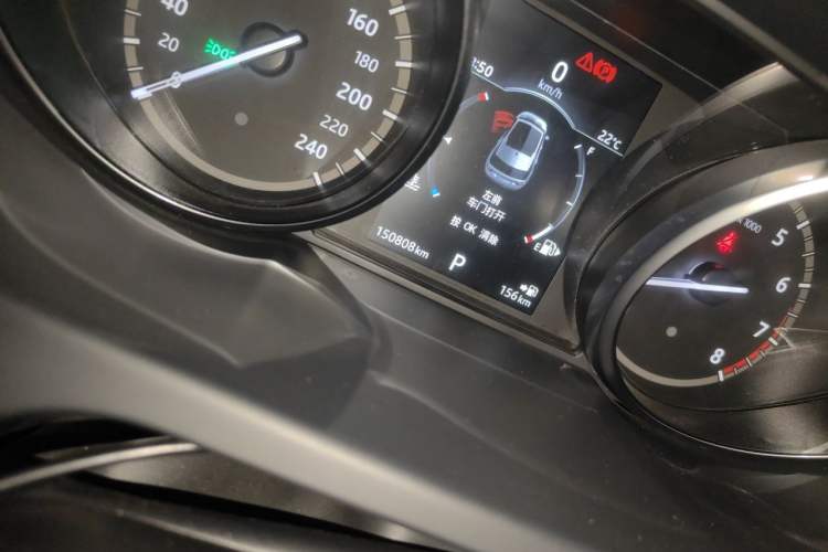Used Land Rover Discovery Sport 2017 2.0T SE Odometer Close Up