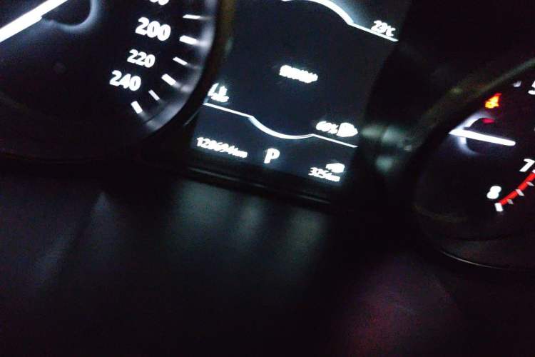 Used Land Rover Discovery Sport 2017 2.0T SE Odometer Close Up
