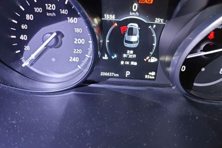 Used Land Rover Discovery Sport 2017 2.0T SE Odometer Close Up