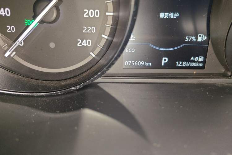 Used Land Rover Discovery Sport 2017 2.0T SE Odometer Close Up
