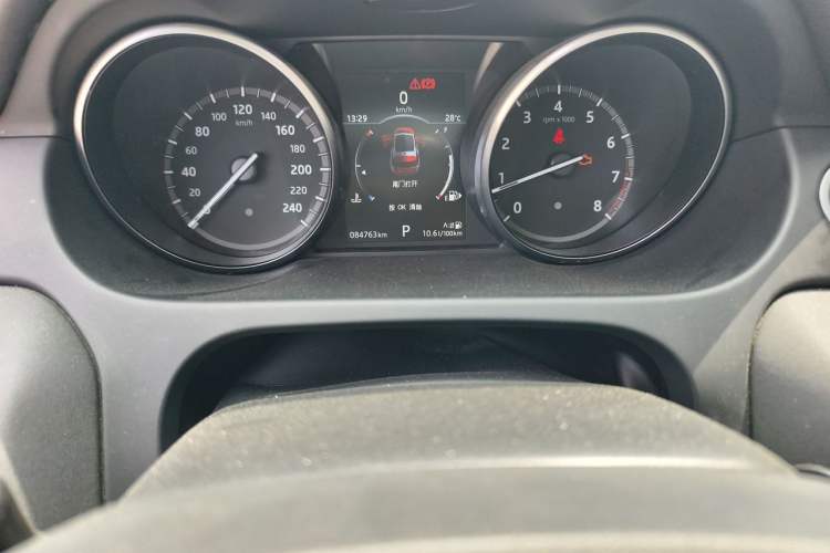 Used Land Rover Discovery Sport 2017 2.0T SE Odometer Close Up