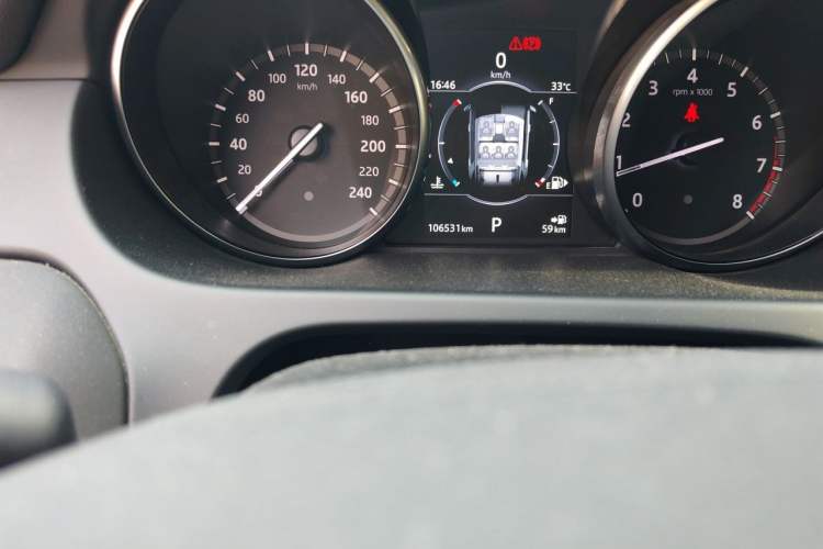 Used Land Rover Discovery Sport 2017 2.0T SE Odometer Close Up