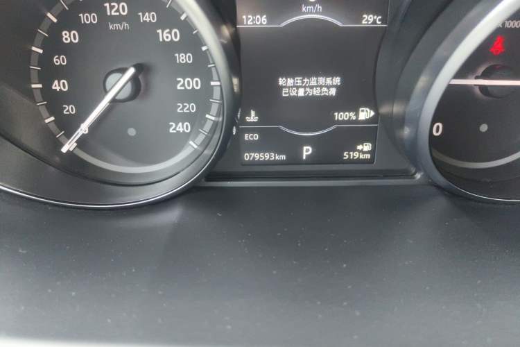 Used Land Rover Discovery Sport 2017 2.0T HSE Odometer Close Up