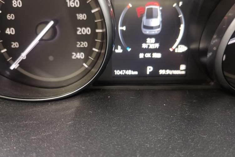 Used Land Rover Discovery Sport 2017 2.0T SE Odometer Close Up
