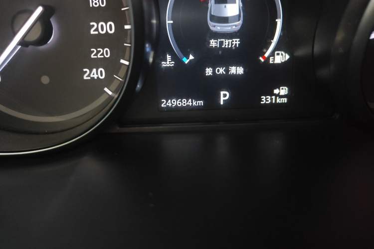 Used Land Rover Discovery Sport 2017 2.0T SE Odometer Close Up