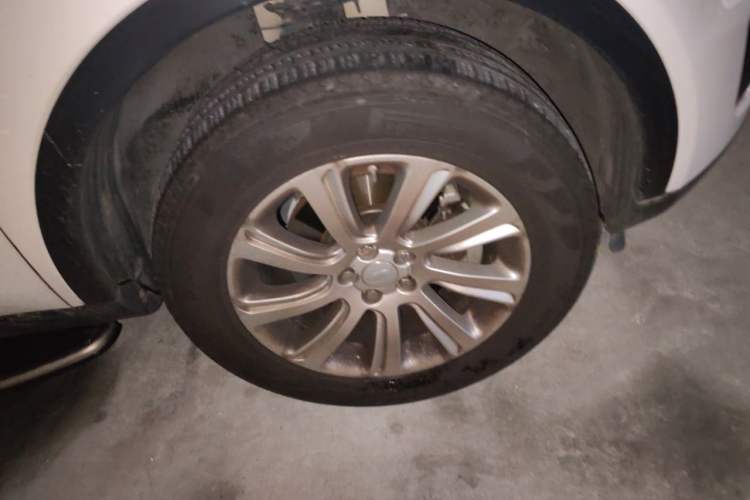 Used Land Rover Discovery Sport 2017 2.0T PURE Right Front Wheel Hub