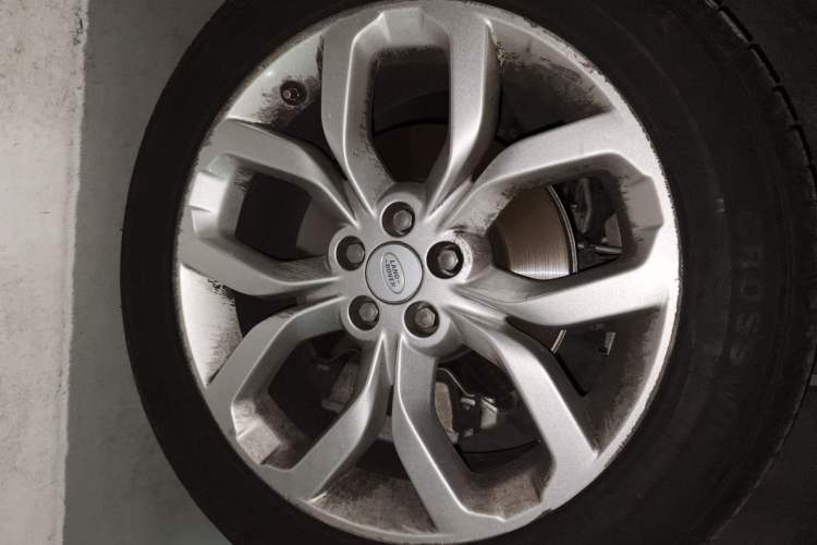 Used Land Rover Discovery Sport 2017 2.0T Cool Black Limited Edition Right Front Wheel Hub
