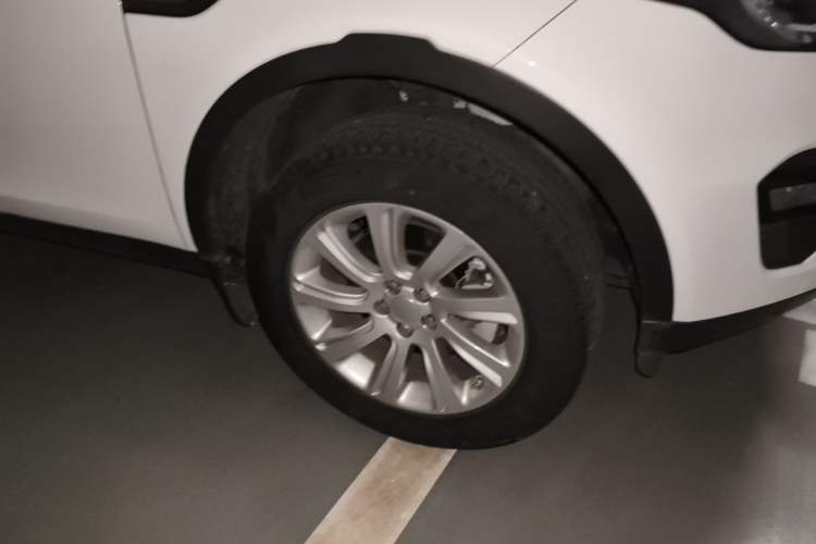 Used Land Rover Discovery Sport 2017 2.0T SE Right Front Wheel Hub