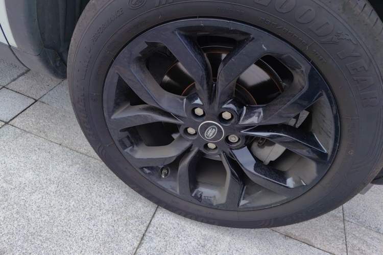 Used Land Rover Discovery Sport 2017 2.0T Cool Black Limited Edition Right Front Wheel Hub
