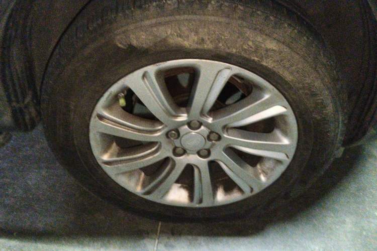 Used Land Rover Discovery Sport 2017 2.0T PURE Right Front Wheel Hub