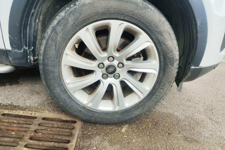 Used Land Rover Discovery Sport 2017 2.0T HSE Right Front Wheel Hub