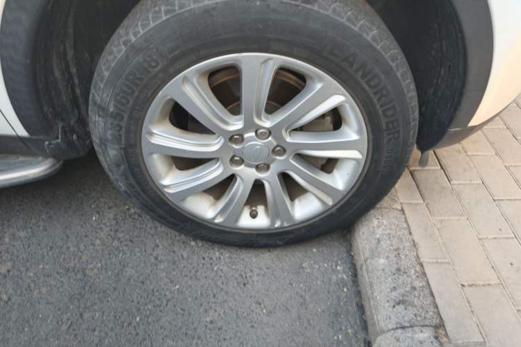 Used Land Rover Discovery Sport 2017 2.0T SE Right Front Wheel Hub